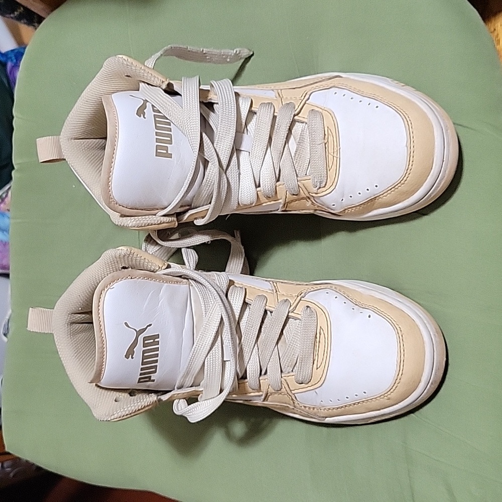 Women's size 6 hightop shoes